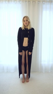 Ellie Bamber feet photo thumbnail