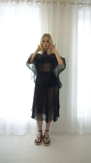 Ellie Bamber feet photo thumbnail