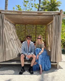 Ellie Bamber feet photo thumbnail