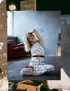 Ellie Bamber feet photo thumbnail