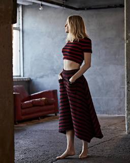 Ellie Bamber feet photo thumbnail