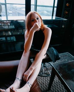 Ellie Bamber feet photo thumbnail