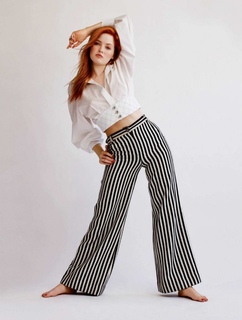 Ellie Bamber feet photo thumbnail