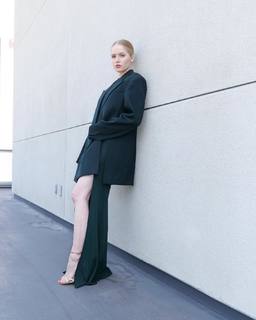 Ellie Bamber feet photo thumbnail