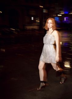 Ellie Bamber feet photo thumbnail