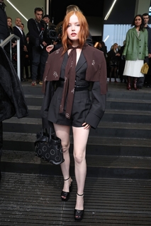 Ellie Bamber feet photo thumbnail