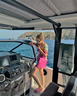 Ellie Bamber feet photo thumbnail