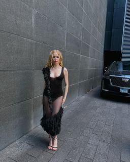 Ellie Bamber feet photo thumbnail