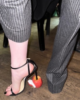 Ellie Bamber feet photo thumbnail