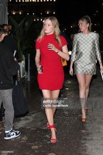Ellie Bamber feet photo thumbnail
