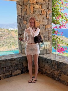 Ellie Bamber feet photo 4