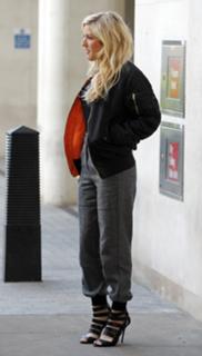 Ellie Goulding feet photo thumbnail