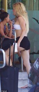 Ellie Goulding feet photo thumbnail