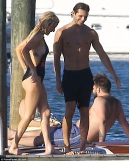 Ellie Goulding feet photo thumbnail
