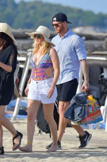 Ellie Goulding feet photo thumbnail