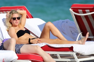 Ellie Goulding feet photo thumbnail
