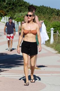 Ellie Goulding feet photo thumbnail