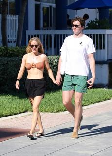 Ellie Goulding feet photo thumbnail