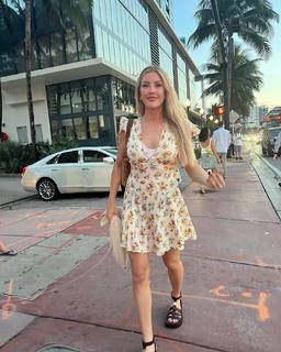 Ellie Goulding feet photo thumbnail