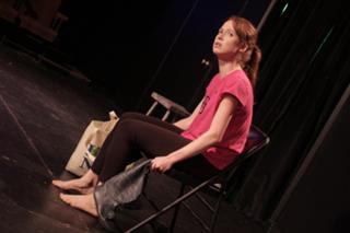 Ellie Kemper feet photo thumbnail