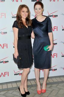 Ellie Kemper feet photo thumbnail