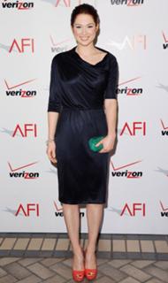 Ellie Kemper feet photo thumbnail