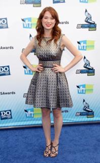 Ellie Kemper feet photo thumbnail
