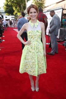 Ellie Kemper feet photo thumbnail