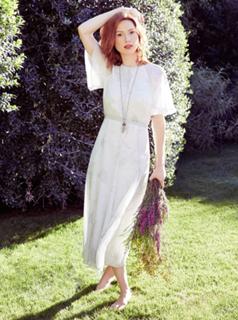 Ellie Kemper feet photo thumbnail