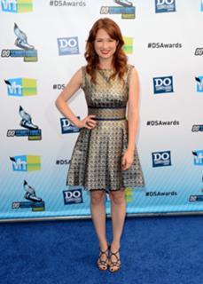 Ellie Kemper feet photo thumbnail