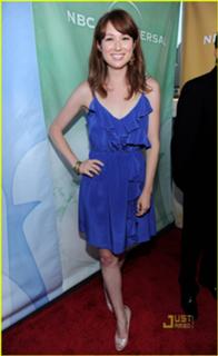 Ellie Kemper feet photo thumbnail