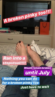 Ellie Kemper feet photo thumbnail