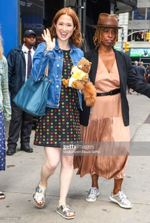 Ellie Kemper feet photo thumbnail