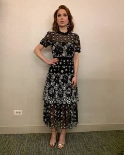 Ellie Kemper feet photo thumbnail