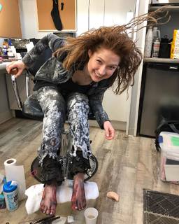 Ellie Kemper feet photo thumbnail