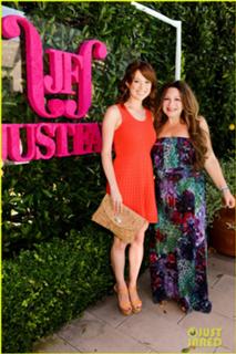 Ellie Kemper feet photo thumbnail