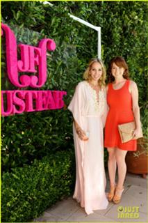 Ellie Kemper feet photo thumbnail