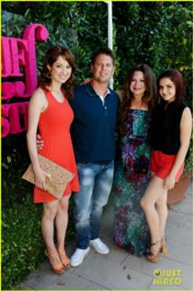 Ellie Kemper feet photo thumbnail