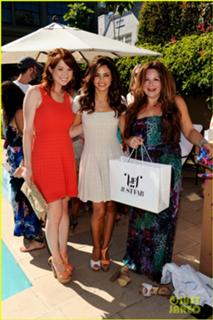 Ellie Kemper feet photo thumbnail