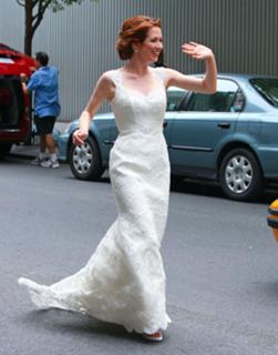 Ellie Kemper feet photo thumbnail