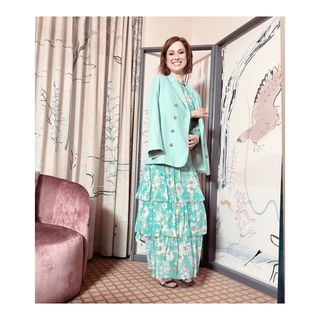 Ellie Kemper feet photo thumbnail