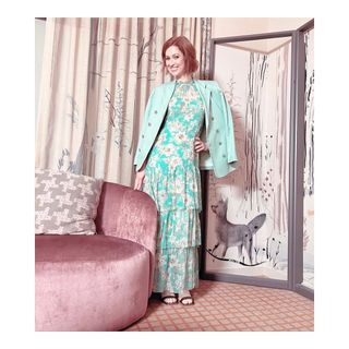 Ellie Kemper feet photo thumbnail