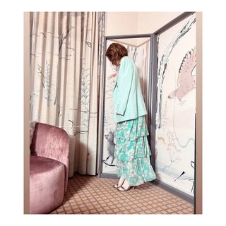 Ellie Kemper feet photo thumbnail