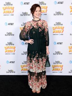 Ellie Kemper feet photo thumbnail