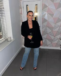 Ellie Leach feet photo 3