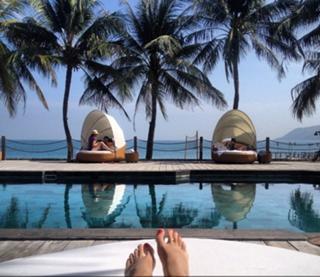 Ellie Taylor feet photo thumbnail