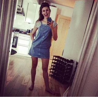Ellie Taylor feet photo thumbnail
