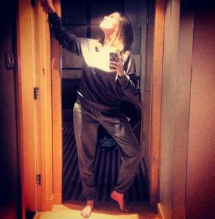 Ellie Taylor feet photo thumbnail