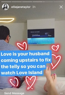 Ellie Taylor feet photo thumbnail