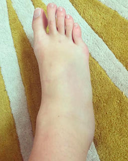 Ellie Taylor feet photo thumbnail